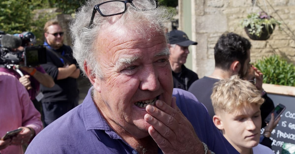 La mossa disperata di Jeremy Clarkson (con minaccia) dopo la crisi finanziaria? Ecco cosa &egrave; successo al Farmer&rsquo;s Dog Pub...