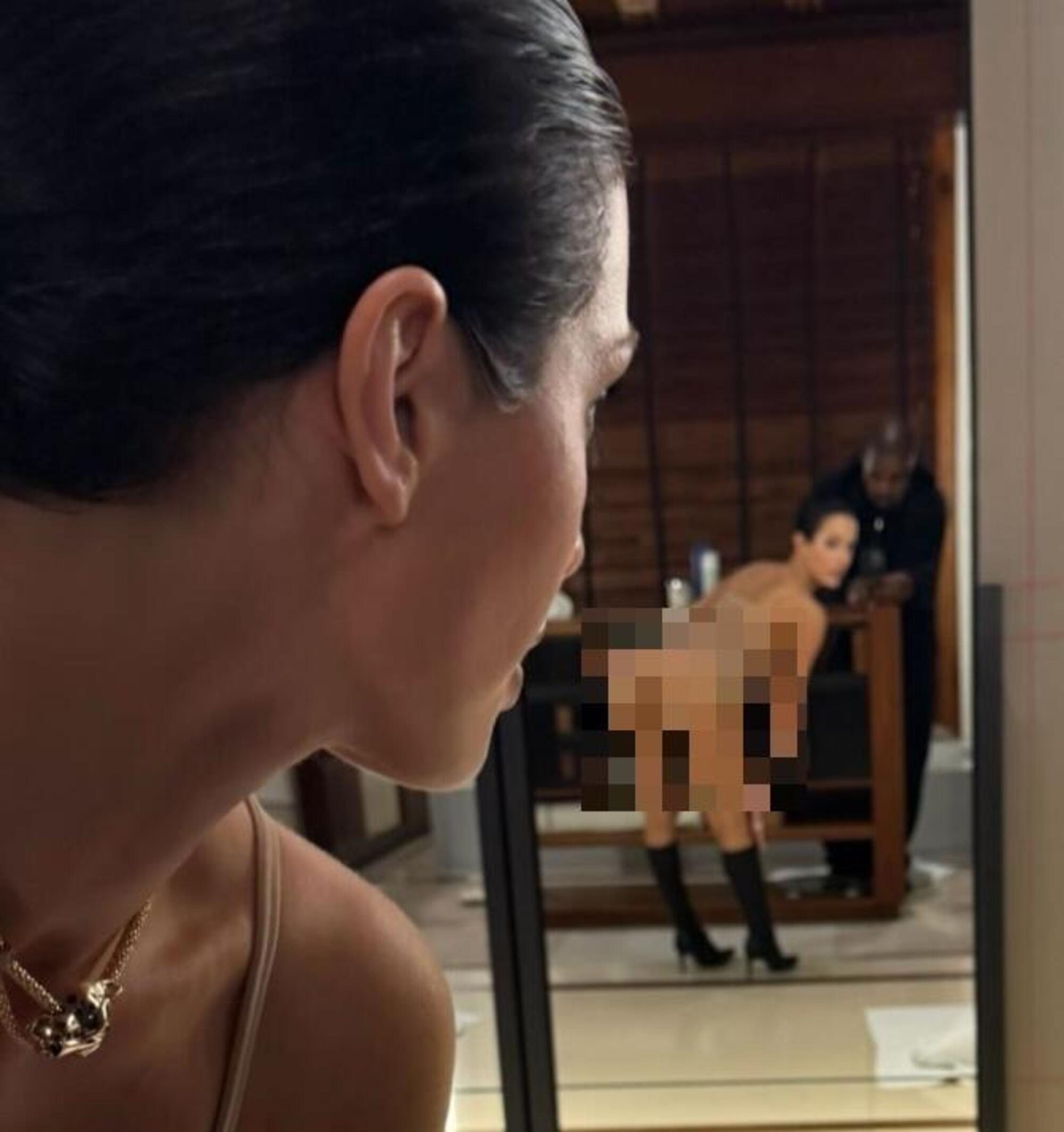 Bianca Censori ci saluta con Kanye West ed entrambi i propri lati (foto originale in fondo alla pagina)