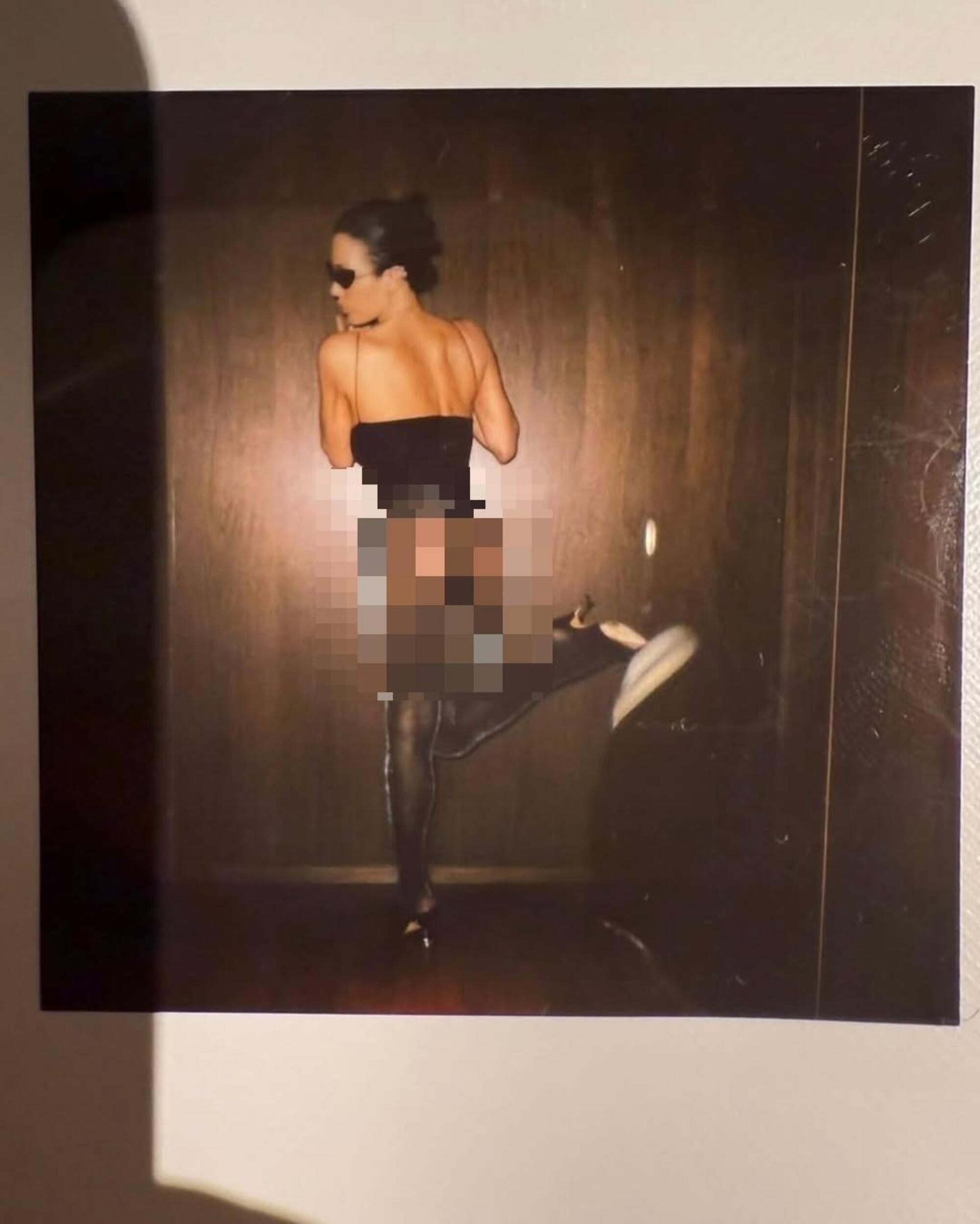 Il buon anno di Bianca Censori e Kanye West (foto non censurata in fondo alla pagina)