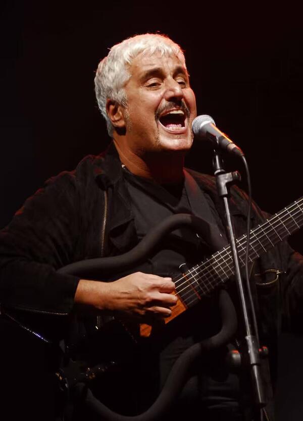 Pino Daniele Nero a met&agrave;? &ldquo;Un rivoluzionario come Tot&ograve;, De Filippo e Troisi&rdquo;. Parla Marco Spagnoli, regista del docufilm sul cantante napoletano al cinema: &ldquo;I social? Sirene&rdquo;. E su politica e arte&hellip;