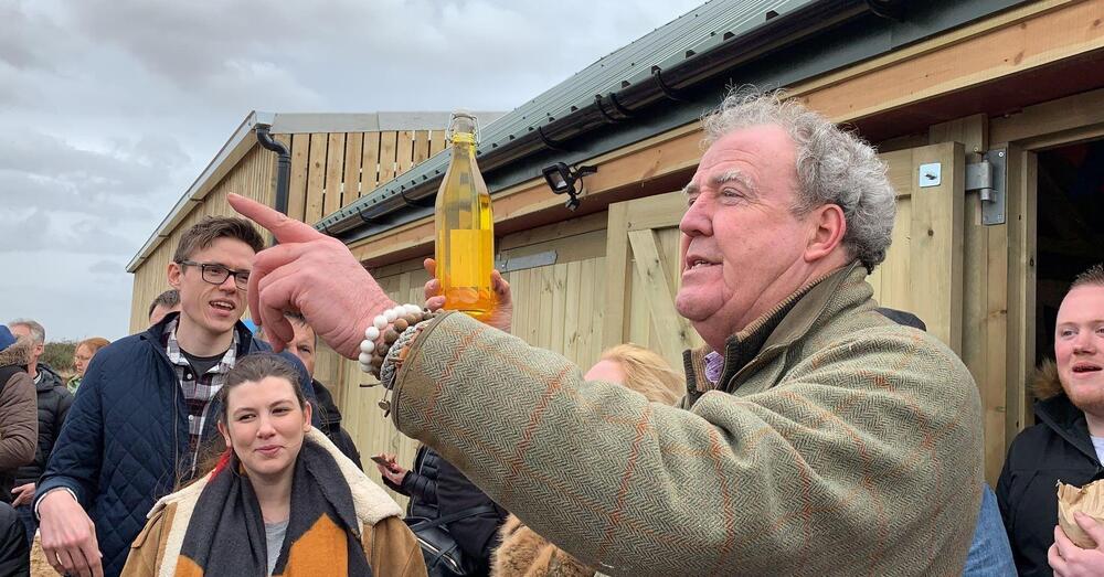 Jeremy Clarkson, &egrave; iniziato il suo anno pi&ugrave; duro? Dai problemi di salute ai guadagni con il Diddly Squat Farm e il Farmer&rsquo;s Dog Pub (&ldquo;una miseria!&rdquo;). E l&rsquo;annuncio: &ldquo;Saremo chiusi per due mesi e&hellip;&rdquo;  