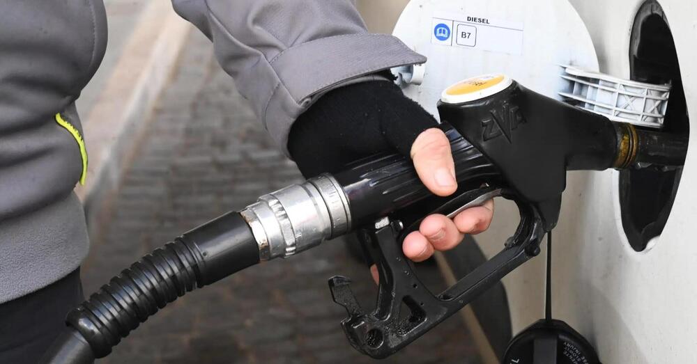 Altro che togliere le accise sui carburanti, ora aumentano pure: rincari in vista per il gasolio, mentre per la benzina ecco cosa prevede il &ldquo;riallineamento&rdquo; del governo Meloni