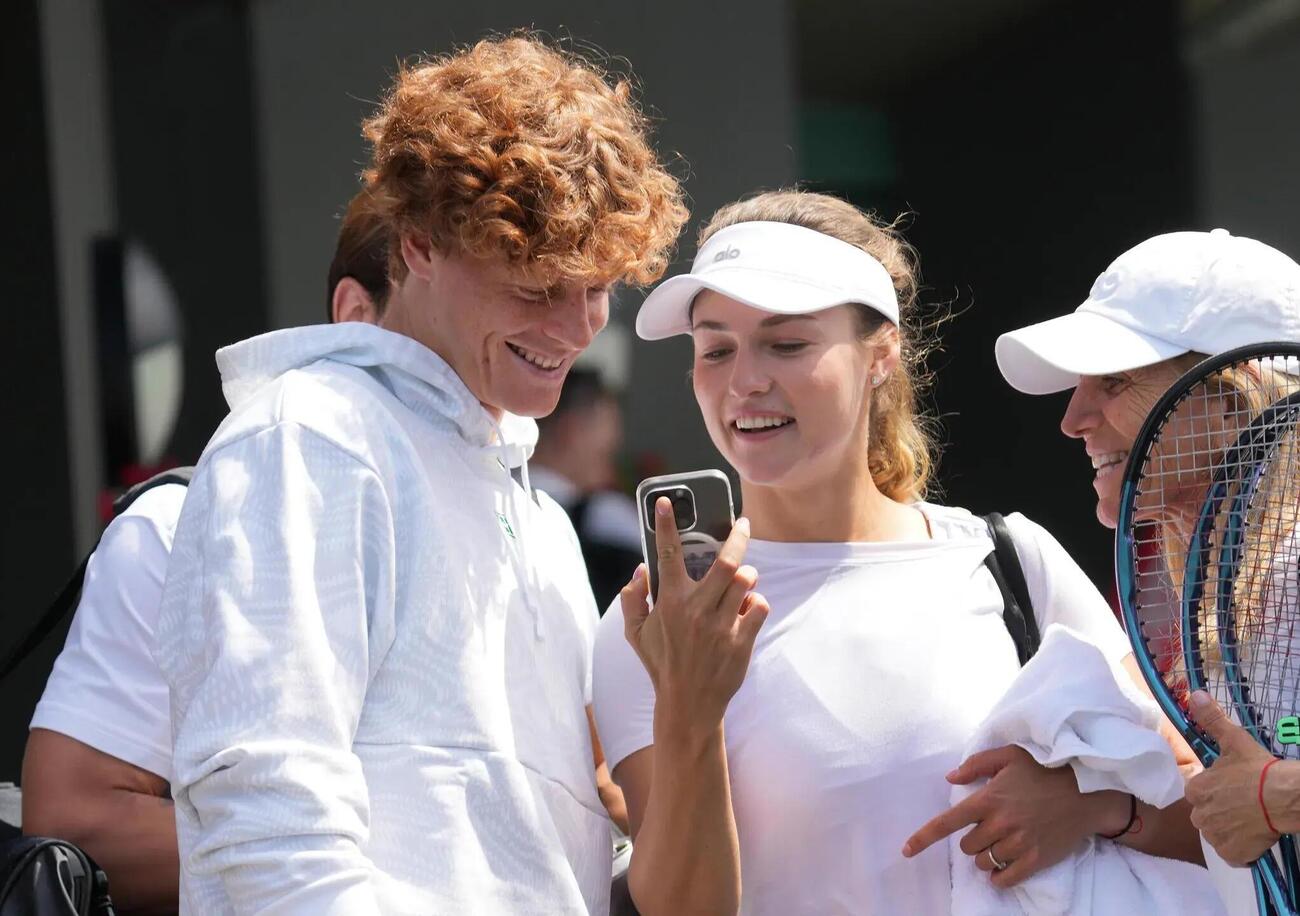 Sinner vince, Anna per&ograve; sta male: cosa sta succedendo in Australia? Ecco i problemi della Kalinskaya, mentre Jannik punta all&#039;Australian Open in attesa della sentenza del Tas sul caso doping Clostebol