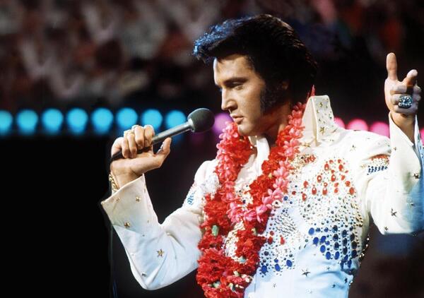 90 anni fa nasceva Elvis Presley. I movimenti del bacino, la Cadillac rosa comprata alla madre, l&rsquo;amore per Priscilla e l&rsquo;omaggio dei Maneskin: ecco perch&eacute; il re del rock &egrave; stato rivoluzionario