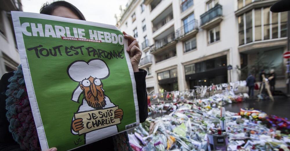 Dentro Charlie Hebdo (dieci anni dopo), ovvero una storia di ordinario giornalismo italiano. Ecco il reportage mai pubblicato in Italia dalla redazione segreta di Parigi