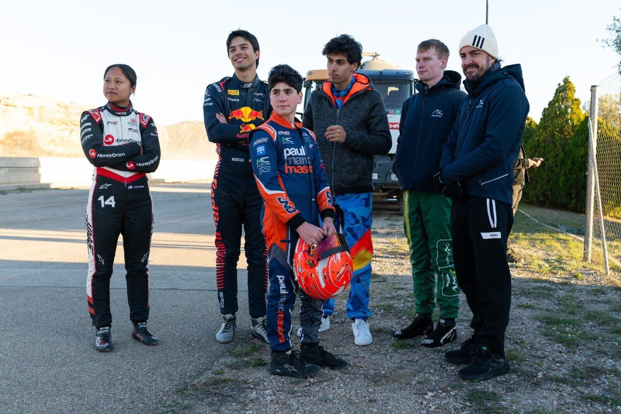 Fernando Alonso insieme ai suoi atleti della A14 Management tra cui Gabriel Bortoleto, Pepe Martì (pilota di Formula 2) e Chloe Chambers (F1 Academy) in occasione degli allenamenti di fine stagione.