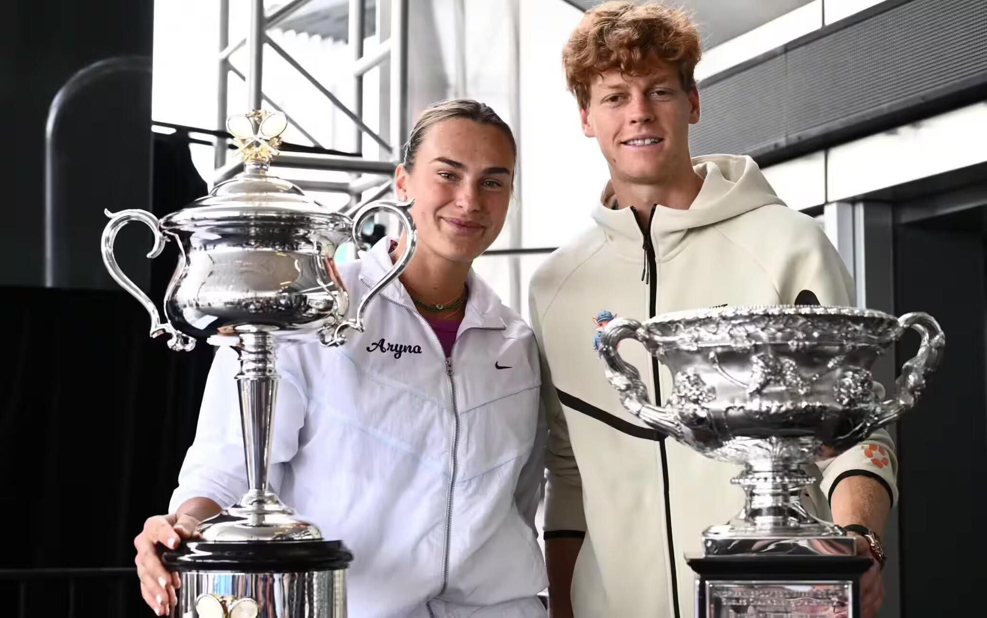 Sinner con la Sabalenka durante i sorteggi per l'Australian Open