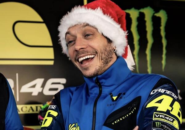 Valentino Rossi torna a produrre gag stile &quot;Pollo Osvaldo&quot; mentre mangia un panino col pollo: Signori, la 100 km dei Campioni &egrave; gi&agrave; una hit [VIDEO]