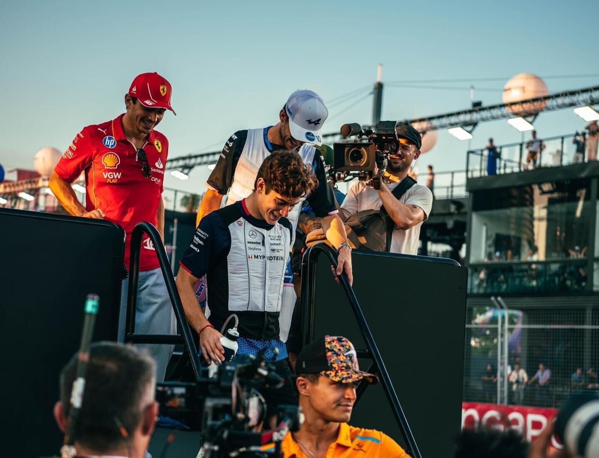 Franco Colapinto durante la drivers parade del Gran Premio di Singapore