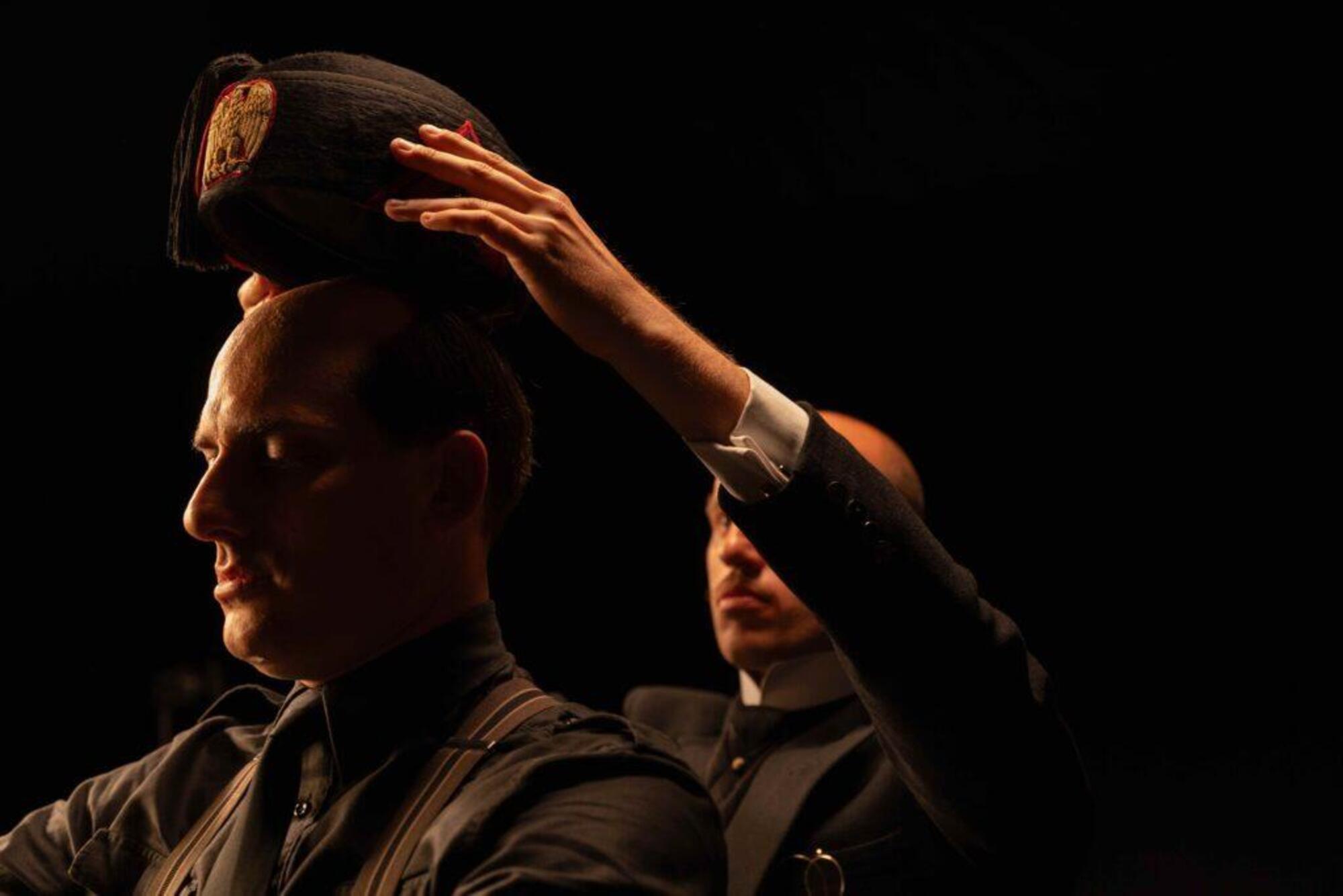 Luca Marinelli è Benito Mussolini in "M - il figlio del secolo" di Wright