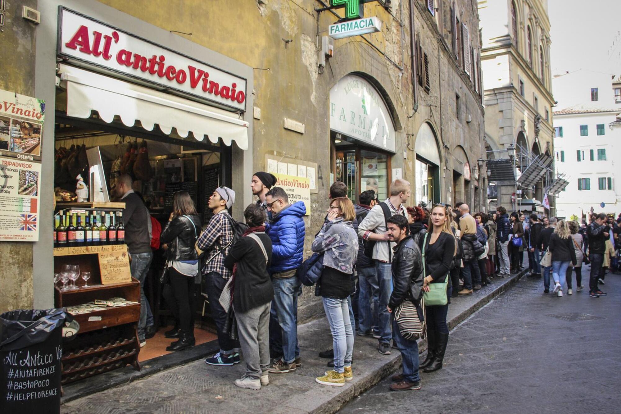 La lunga coda di fronte All&#039;Antico Vinaio