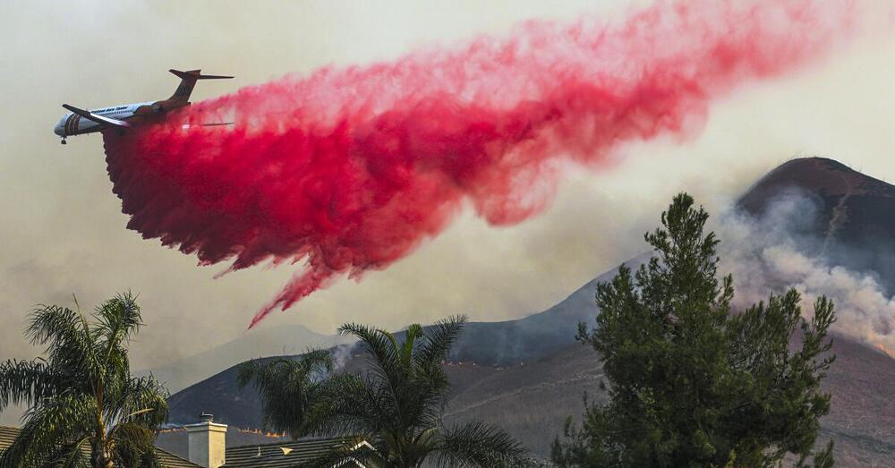 Incendio di Los Angeles, ma cos&rsquo;&egrave; la strana cosa rosa che piove sulla citt&agrave;? Intanto la California continua a bruciare: ecco i danni e le perdite economiche stimati dagli esperti