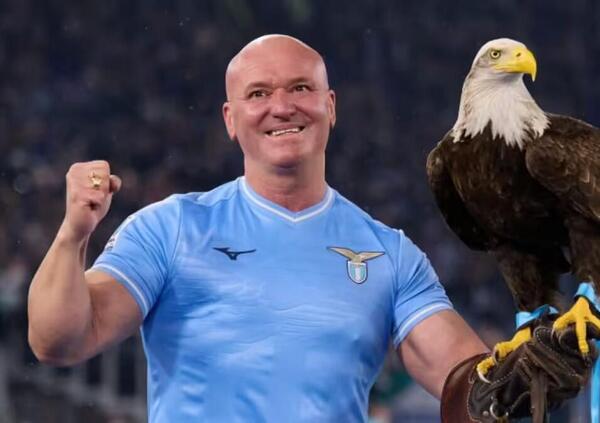 E che caz*o.... Licenziato dalla Lazio per una protesi al pene? Il falconiere Juan Bernabè, addestratore dell’aquila Olimpia, si difende: “Non c’è niente di male”. E con Cruciani a La Zanzara...