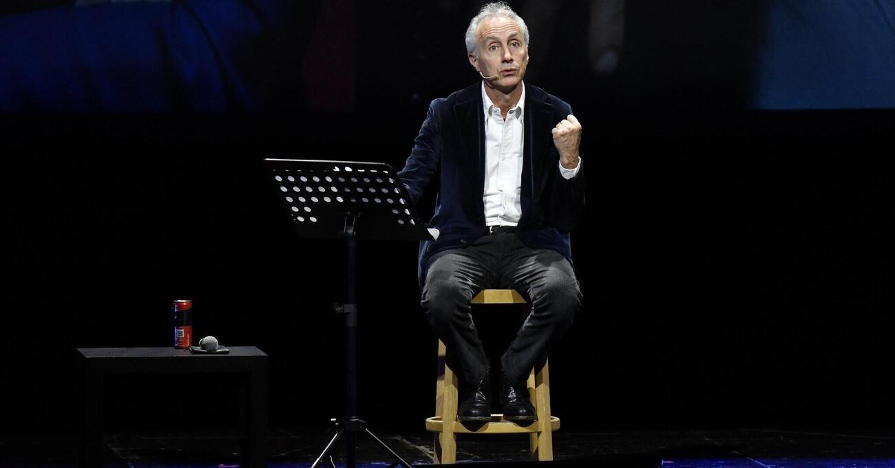Marco Travaglio vs Marina Berlusconi? La bomba del direttore del Fatto quotidiano in difesa di Report (e Sigfrido Ranucci): &quot;Parlate di pattume? Guardate a casa vostra&quot;. E cita la sentenza su Silvio e Dell&#039;Utri...