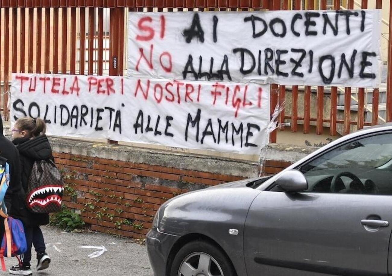 Ma avete letto cosa scriveva la professoressa di Castellammare arrestata per abusi su alunni minorenni? La chat per &ldquo;le cose por*o&rdquo;, &ldquo;il cicciobello&rdquo;, le minacce di bocciatura e gli insulti: &ldquo;Sembrate tutti degli scemi&hellip;&rdquo;