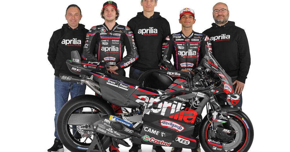 Aprilia: la nuova era &egrave; cominciata. Jorge Martin (con l&#039;1) e Marco Bezzecchi hanno tolto il velo alla RS-GP 2025: ok l&rsquo;aero, ma &egrave; nel V4 il vero segreto