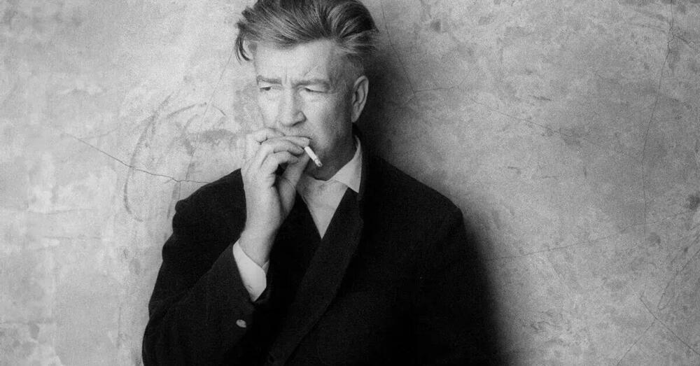 &Egrave; morto il regista David Lynch, ma ci ha insegnato tanto (e non solo al cinema). Che cosa? Ve lo ricordiamo noi...