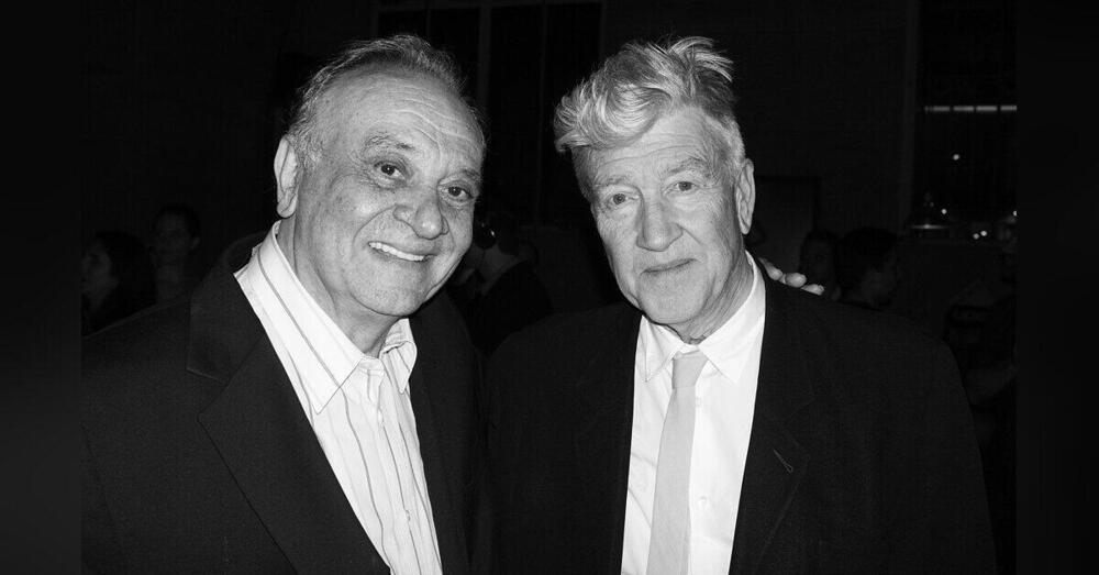 David Lynch &egrave; morto, ma il fuoco rimane acceso. Angelo Badalamenti racconta com&rsquo;&egrave; nata la colonna sonora di Twin Peaks. E noi? Siamo gli ultimi testimoni di quel miracolo&hellip;