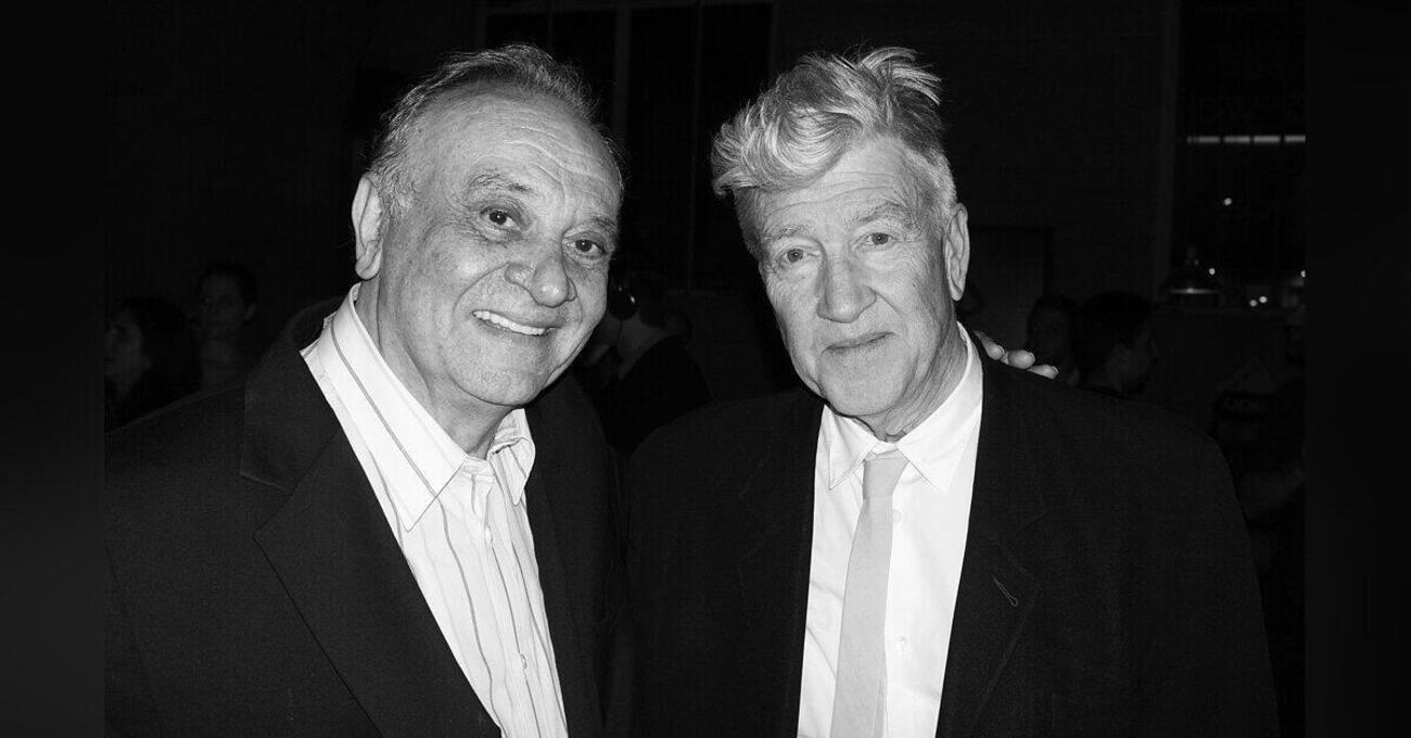 David Lynch &egrave; morto, ma il fuoco rimane acceso. Angelo Badalamenti racconta com&rsquo;&egrave; nata la colonna sonora di Twin Peaks. E noi? Siamo gli ultimi testimoni di quel miracolo&hellip;