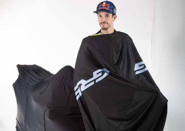 Ok, ma perch&eacute; Gresini sta cancellando le foto dello shooting del team? Il giallo di Alex Marquez vestito alla VR46 Racing Team