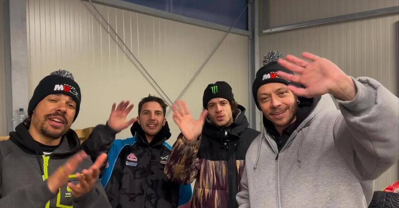 Pioggia, freddo, sportellate e un paio di furgoni: Valentino Rossi, con Migno, Morbidelli e Bezzecchi, ha parcheggiato i biberon per un sabato