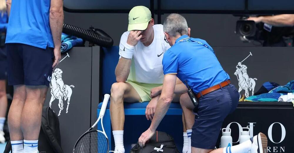 Australian Open, Sinner? Anche se sta male, Rune ne deve mangiare di pasta (o di w&uuml;rstel?) per batterlo. Ma come sta Jannik? E cosa ha avuto? Sonego killer dei baby fenomeni (anche Tien dopo Fonseca) e Alcaraz contro Djokovic...