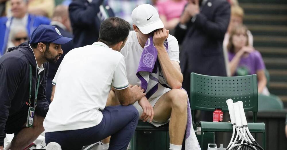 Australian Open, Sinner e il malore: &ldquo;Su di lui pesa la sentenza legata al caso doping. Cos&igrave; la tenuta mentale&hellip;&rdquo;. Ma che cosa ha avuto davvero? Parla lo psichiatra Di Maggio