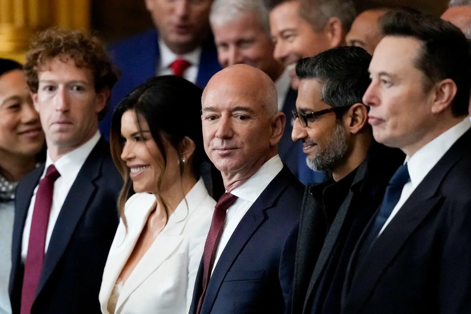 Elon Musk, Mark Zuckerberg e Jeff Bezos durante la cerimonia di insediamento di Donald Trump