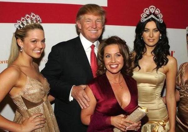 Trump, le modelle e la denuncia dimenticata: ma cosa c&#039;entra Miss Universo? E chi &egrave; l&#039;imprenditore coinvolto? Vi raccontiamo tutto, perch&eacute; c&#039;&egrave; di mezzo anche qualcuno di noi...