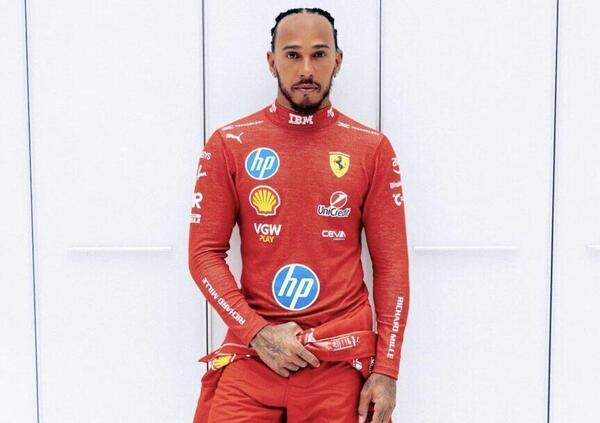 Dai social &egrave; tutto: Lewis Hamilton in rosso &egrave; roba da un milione e Ferrari ha gi&agrave; vinto