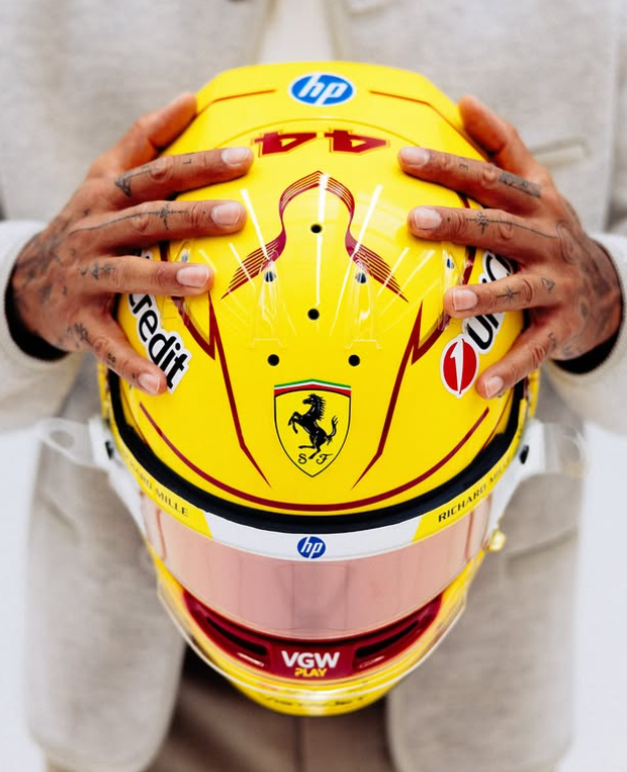 Il casco scelto da Lewis Hamilton per iniziare l&#039;avventura in Ferrari