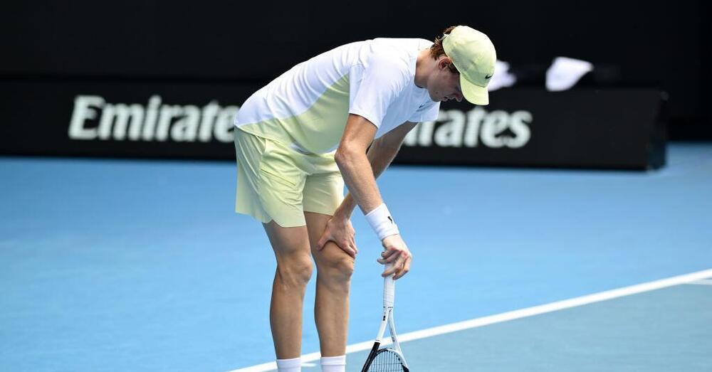 Ma davvero Sinner &egrave; &ldquo;debole e gracilino&rdquo; come dice Cacciari? &ldquo;Alcaraz &egrave; un colosso, Jannik...&rdquo;. Ma agli Australian Open con Djokovic Carlos d&agrave; ragione a Bertolucci...