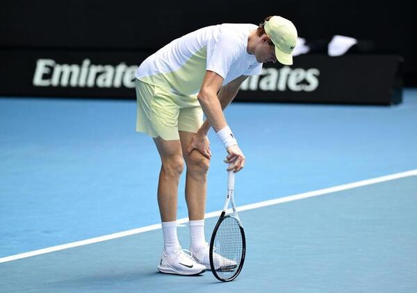 Ma davvero Sinner &egrave; &ldquo;debole e gracilino&rdquo; come dice Cacciari? &ldquo;Alcaraz &egrave; un colosso, Jannik...&rdquo;. Ma agli Australian Open con Djokovic Carlos d&agrave; ragione a Bertolucci...