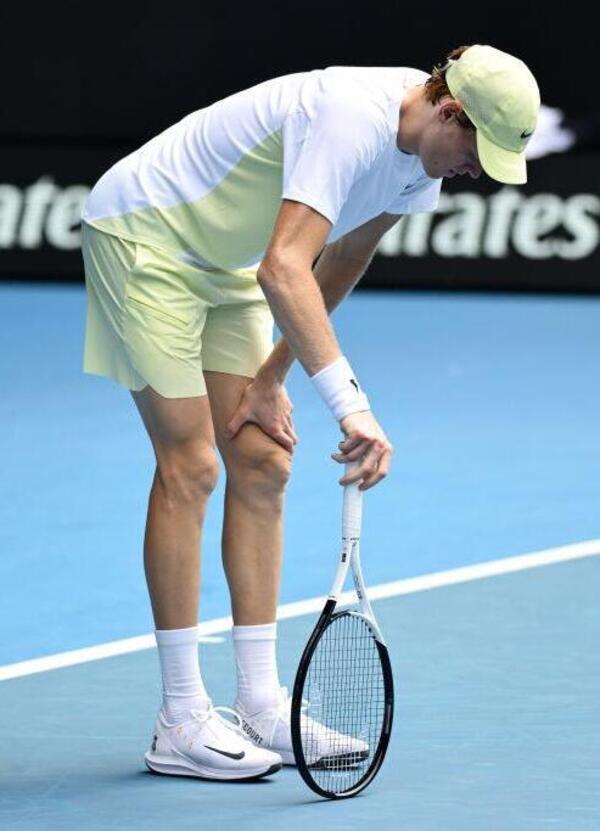 Ma davvero Sinner &egrave; &ldquo;debole e gracilino&rdquo; come dice Cacciari? &ldquo;Alcaraz &egrave; un colosso, Jannik...&rdquo;. Ma agli Australian Open con Djokovic Carlos d&agrave; ragione a Bertolucci...