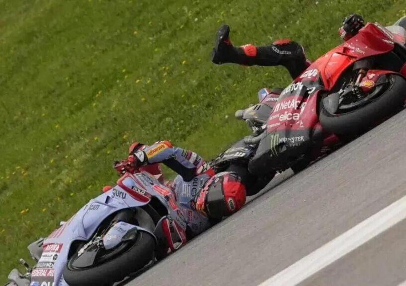 [VIDEO] Non bastano due divani, la neve e i sorrisi di un face to face: Pecco e Marquez vogliono darsele. E sul crash di Portimao&hellip;