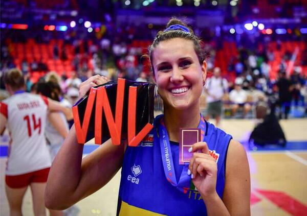 Chi &egrave; Anna Danesi, l&rsquo;ospite di Zelig su Canale 5? Dall&rsquo;esordio nella nazionale italiana di volley nel 2016 alla medaglia d&rsquo;oro alle Olimpiadi di Parigi 2024 (come capitano) con Julio Velasco. E quando non gioca&hellip;