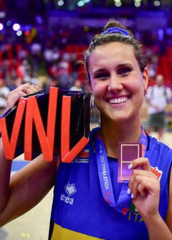 Chi &egrave; Anna Danesi, l&rsquo;ospite di Zelig su Canale 5? Dall&rsquo;esordio nella nazionale italiana di volley nel 2016 alla medaglia d&rsquo;oro alle Olimpiadi di Parigi 2024 (come capitano) con Julio Velasco. E quando non gioca&hellip;