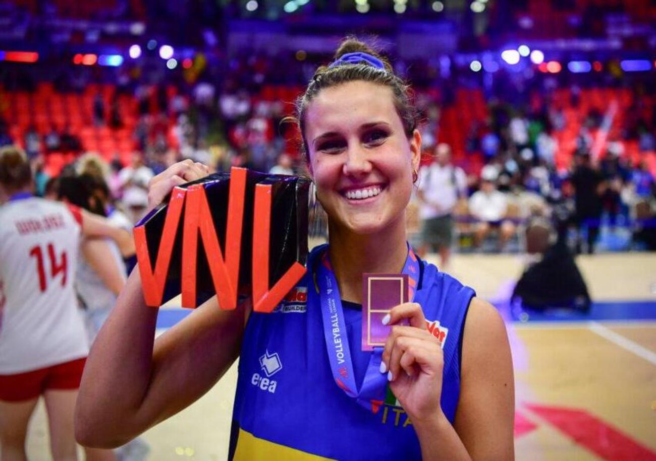 Chi &egrave; Anna Danesi, l&rsquo;ospite di Zelig su Canale 5? Dall&rsquo;esordio nella nazionale italiana di volley nel 2016 alla medaglia d&rsquo;oro alle Olimpiadi di Parigi 2024 (come capitano) con Julio Velasco. E quando non gioca&hellip;