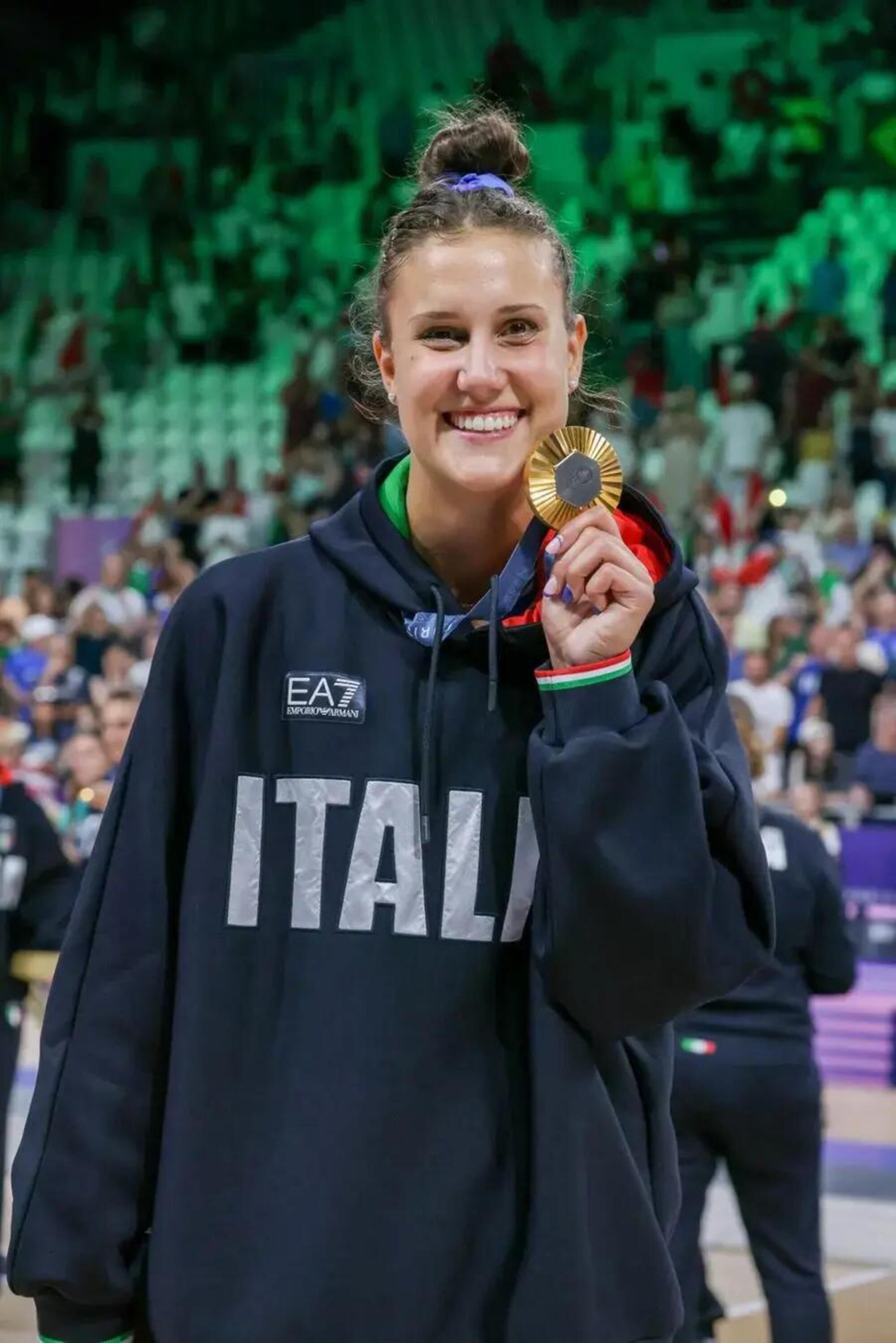 Anna Danesi con la medaglia d&#039;oro vinta alle Olimpiadi di Parigi 2024