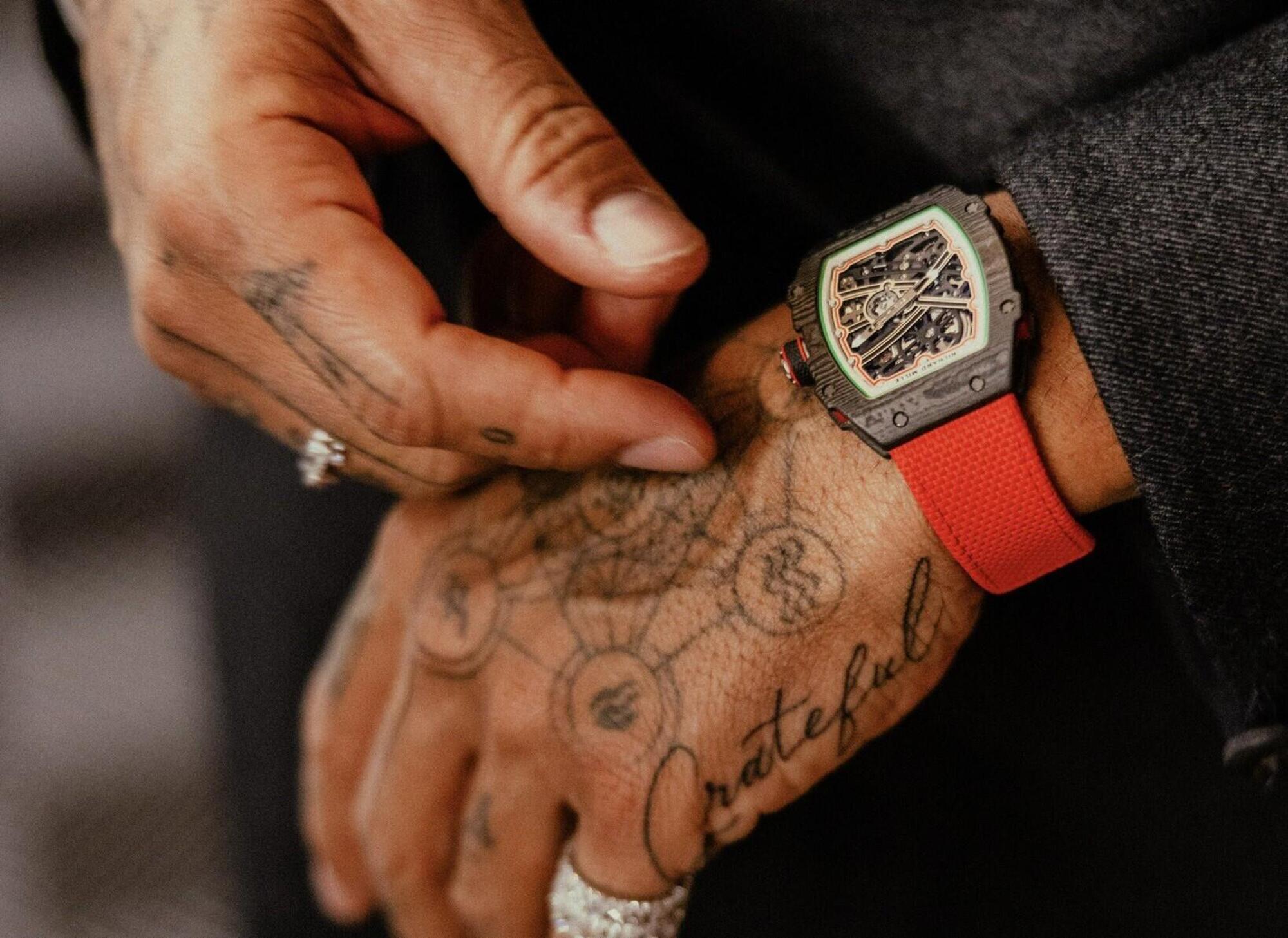 Il Richard Mille 67-02 &quot;Italy Edition&quot; di Lewis Hamilton, realizzato in carbonio TPT e caratterizzato dal tricolore sul rehaut.