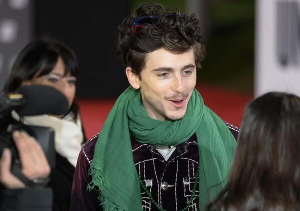 Bob Dylan come Francesco Totti? Timoth&eacute;e Chalamet a Roma riscrive il mito del ribelle. Ma a Hollywood non hanno mai sentito parlare di Mario Balotelli? Altro che A Complete Unknown...