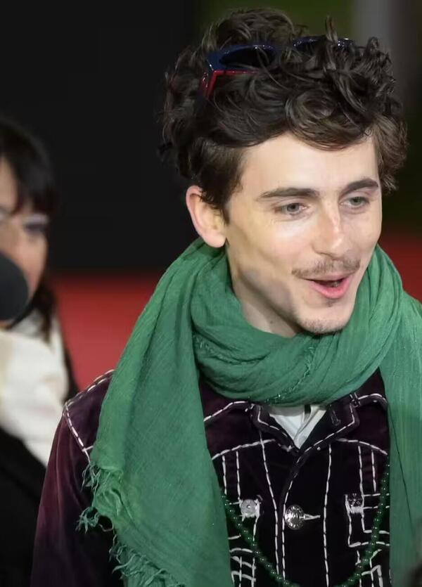 Bob Dylan come Francesco Totti? Timoth&eacute;e Chalamet a Roma riscrive il mito del ribelle. Ma a Hollywood non hanno mai sentito parlare di Mario Balotelli? Altro che A Complete Unknown...