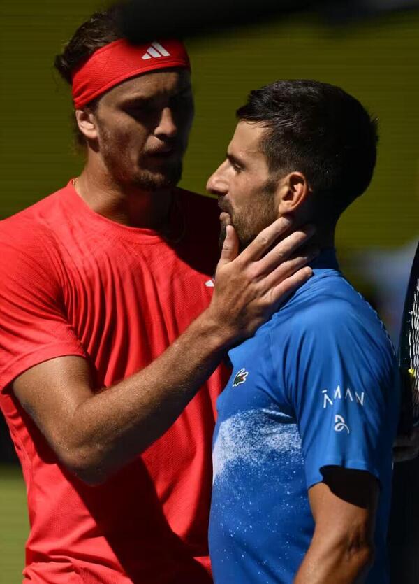 Australian Open, Djokovic si ritira e si scatena una (folle) shitstorm, Zverev: &ldquo;So che avete pagato, ma&hellip;&rdquo;. Intanto la Pennetta su Sinner contro Shelton...