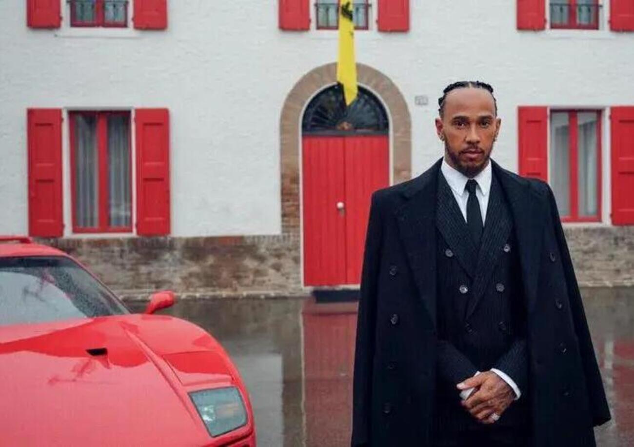 Lewis Hamilton in Ferrari e lo scatto che &egrave; gi&agrave; storia: chi &egrave; Andre D. Wagner, il fotografo dell&#039;immagine dell&#039;arrivo a Maranello del nuovo pilota del Cavallino?