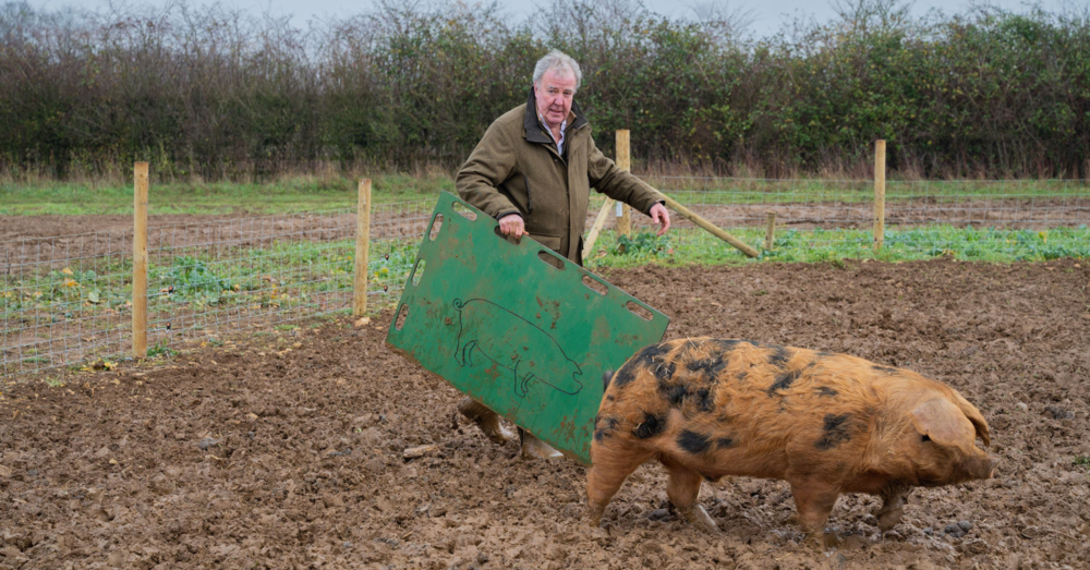 Jeremy Clarkson coperto di mer*a al Farmer&rsquo;s Dog? &ldquo;Una discarica. Parcheggi a pagamento nel fango e torte a 200 sterline. E poi i bagni&hellip;&rdquo;