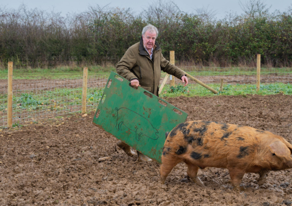 Jeremy Clarkson coperto di mer*a al Farmer&rsquo;s Dog? &ldquo;Una discarica. Parcheggi a pagamento nel fango e torte a 200 sterline. E poi i bagni&hellip;&rdquo;