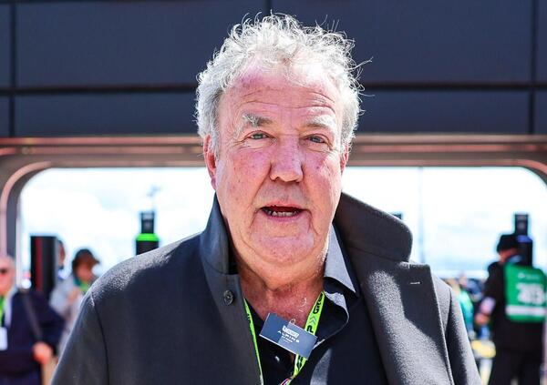 Ma l&rsquo;avete visto Clarkson che percula Lewis Hamilton a Maranello per Ferrari? Game set match per Jezza, che gi&agrave; lo aveva criticato: &ldquo;Troppo vecchio e&hellip;&rdquo; Meglio Jeremy Clarkilton?