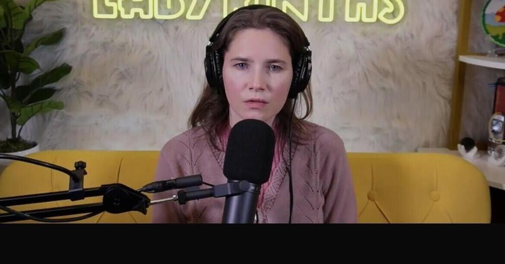 Ma perch&eacute; Amanda Knox (condannata per Lumumba) risponde alle accuse solo da J-Ax a &ldquo;Non aprite quella Podcast&rdquo;? Ecco cos&#039;ha detto tra le lacrime: &ldquo;Una poliziotta mi ha dato due schiaffi in testa perch&eacute;&hellip;&rdquo;