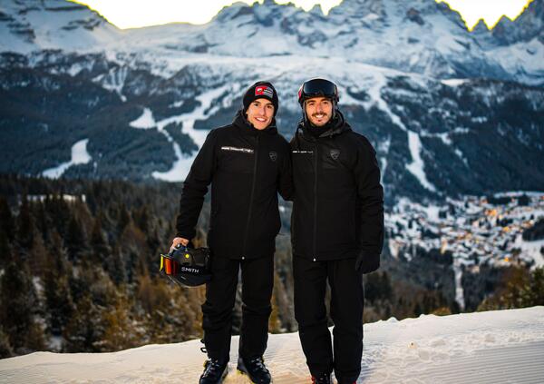 S&igrave;, Marc Marquez mette il parmigiano sugli spaghetti allo scoglio e Pecco Bagnaia inorridisce. La notizia? Su tutto il resto vanno d&#039;accordo [VIDEO]