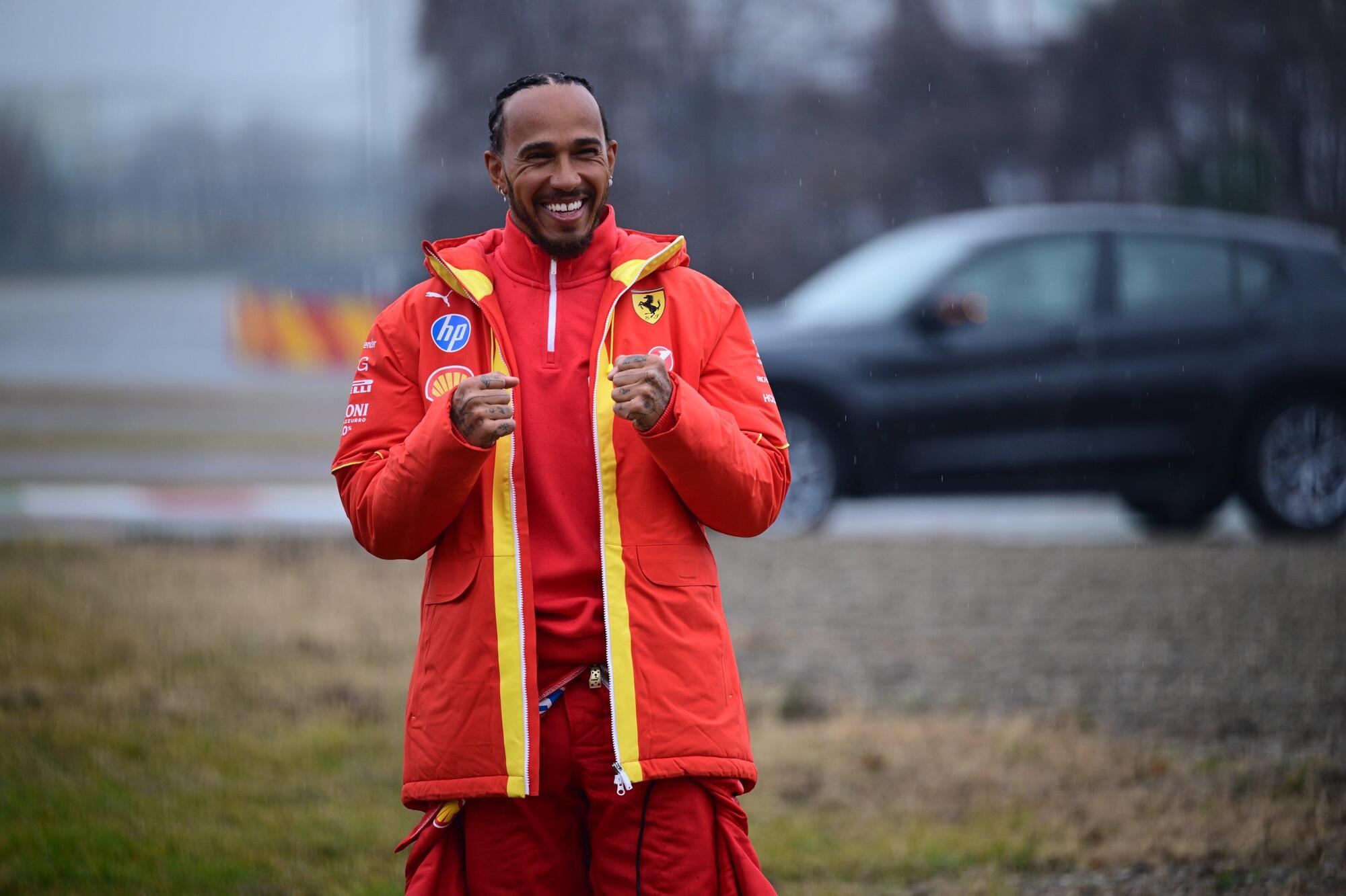 Lewis Hamilton nel suo primo giorno in pista a Maranello con la Ferrari